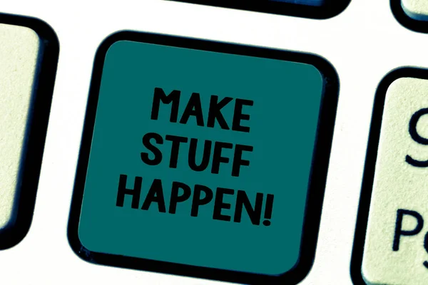 Escribiendo nota mostrando Make Stuff Happen. Exhibición de fotos de negocios si quieres algo tiene que hacer esfuerzos y lograrlo Teclado clave Intención de crear mensaje de computadora presionando el teclado idea . — Foto de Stock