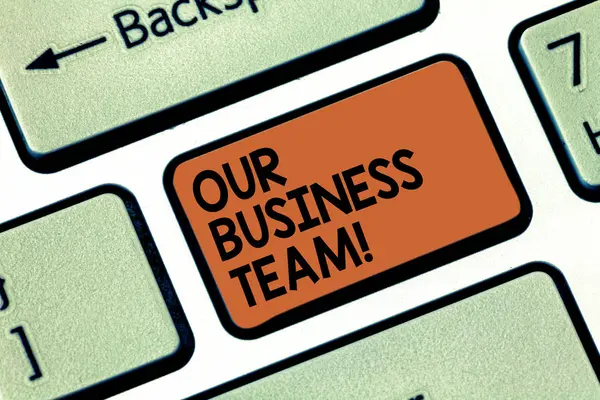 Word schrijven tekst ons Business Team. Bedrijfsconcept voor groep weergegeven: werken aan gemeenschappelijke doel of plan toets op het toetsenbord te willen maken van computer bericht op idee van het toetsenbord te drukken. — Stockfoto