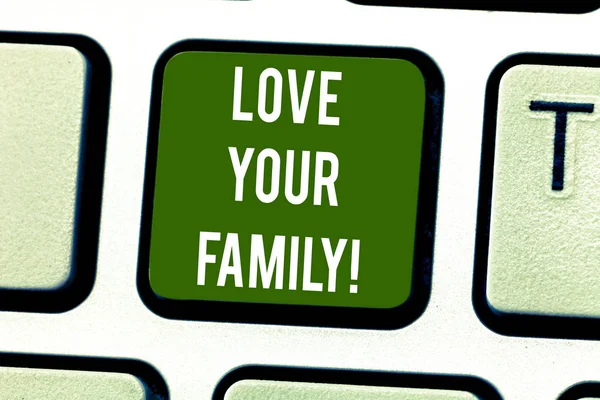 Scrivere testi a mano Love Your Family. Concetto che significa volontà di ogni membro di sacrificare qualsiasi cosa per loro Tasto della tastiera Intenzione di creare messaggi informatici premendo l'idea della tastiera . — Foto Stock