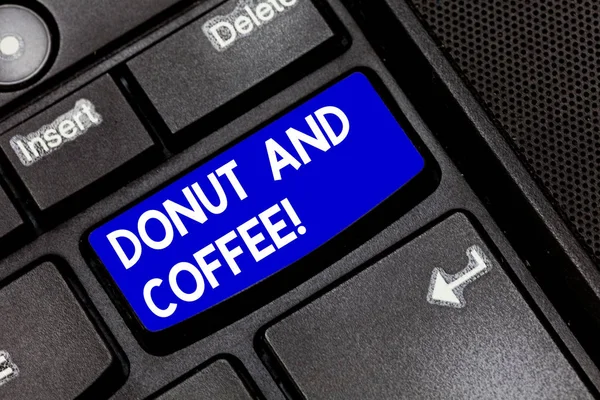 手書きテキスト ドーナツとコーヒー。概念の共通の食べ物や飲み物がアメリカ合衆国とカナダのキーボードのキーのキーパッドのアイデアを押すとコンピューターのメッセージを作成する意図でペアリングを意味. — ストック写真