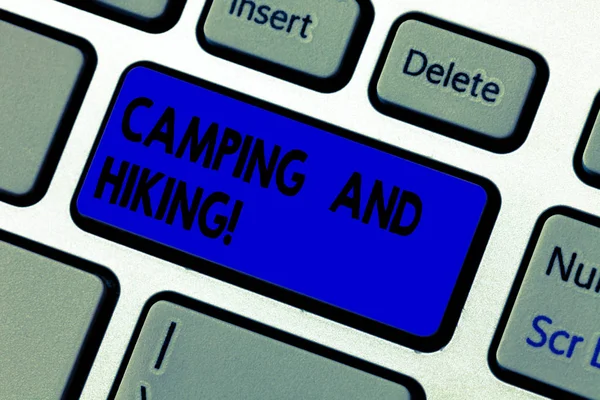 Escrita de mão conceitual mostrando Camping And Hiking. Negócios foto texto atividade ao ar livre envolvendo ficar longe de casa Teclado chave Intenção de criar ideia de mensagem de computador . — Fotografia de Stock