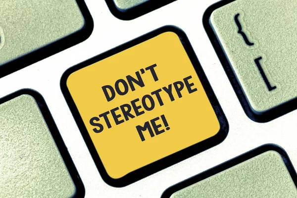 Escrevendo nota mostrando Don T Stereotype Me. Foto de negócios mostrando qualquer pensamento amplamente adotado por tipos específicos indivíduos Teclado chave Intenção de criar mensagem de computador pressionando ideia teclado . — Fotografia de Stock