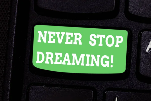 Écriture conceptuelle montrant Never Stop Dreaming. Photo d'affaires mettant en valeur ne perdez pas votre temps dans le bâton de fantaisie pour les atteindre Clavier Intention de créer une idée de message informatique . — Photo