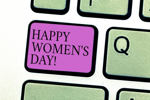Word テキスト幸せ女性 S は日を書きます。キーボードのキーのキーパッドのアイデアを押すとコンピューターのメッセージを作成する意図 woanalysishood を祝う 3 月に祝われる日のビジネス コンセプト. — ストック写真