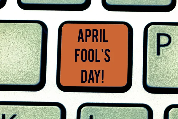 Textul scrierii cuvintelor April Fool S Is Day. Conceptul de afaceri pentru data fixă care are ocazia de a juca trucuri Tastatură cheie Intenția de a crea un mesaj de calculator apăsând ideea tastaturii . — Fotografie, imagine de stoc