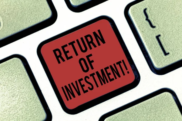 Texto de caligrafia Return Of Investment. Conceito significado mede o ganho ou perda gerado em um investimento Teclado chave Intenção de criar mensagem de computador pressionando ideia teclado . — Fotografia de Stock