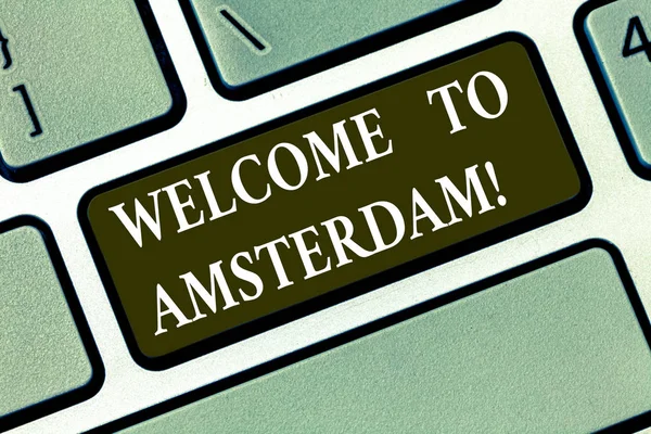 Schrijven van notitie weergegeven: welkom te Amsterdam. Zakelijke foto presentatie groet iemand bezoeken de hoofdstad stad van Nederland toetsenbordtoets voornemen om computer bericht te drukken toetsenblok idee te maken. — Stockfoto