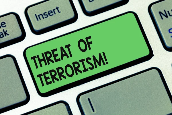 テロの脅威を示すテキスト記号。概念的な写真に不法な暴力と民間人キーボードのキーのキーパッドのアイデアを押すとコンピューターのメッセージを作成する意図に対する脅迫. — ストック写真