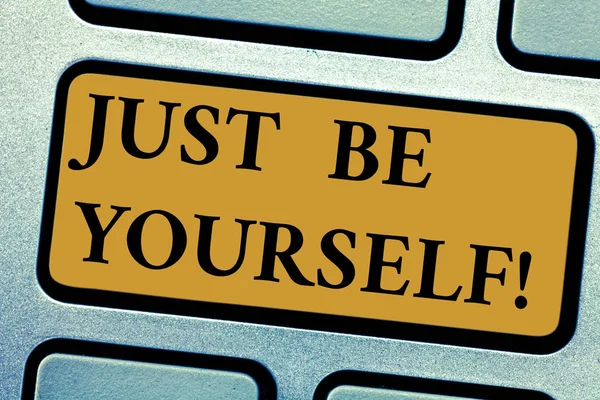 Schrijven van notitie weergegeven: Just Be Yourself. Zakelijke foto presentatie van authentieke uitnodiging om echt gratis in eigen identiteit toetsenbordtoets voornemen om computer bericht te drukken toetsenblok idee te maken. — Stockfoto