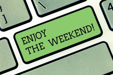 Word metin yazma Enjoy hafta sonu. İş kavramı özellikle eğlence ve eğlenceli klavye tuşuna basarak tuş takımı fikir bilgisayar ileti oluşturmak için niyet zamanı olarak kabul günü için.