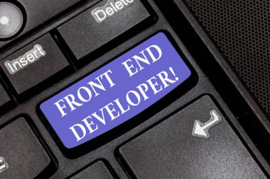 Word metin Front End geliştirici yazma. İş kavramı bilgisayar programcısı için kodları ve görsel öğelerin klavye tuşuna basarak tuş takımı fikir bilgisayar ileti oluşturmak için niyet oluşturur.
