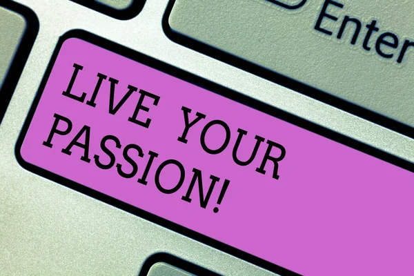 Your Passion yaşamak gösterilen Not yazma. Sevdiğin iş klavye tuşuna basarak tuş takımı fikir bilgisayar ileti oluşturmak için niyet dikkate almaz bir şey yapıyor vitrine iş fotoğraf.