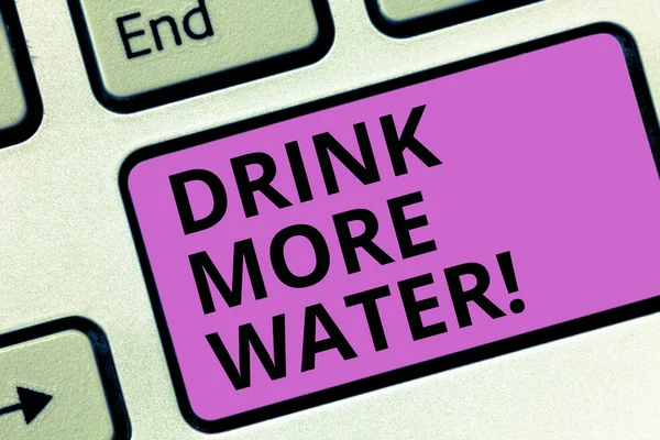 Szó szöveg írása több vizet inni. Üzleti koncepció növelése szükséges ivóvíz mennyisége változik mindennapi billentyű szándékát, hogy hozzon létre a számítógép üzenetet, nyomja meg a billentyűzet ötlet. — Stock Fotó