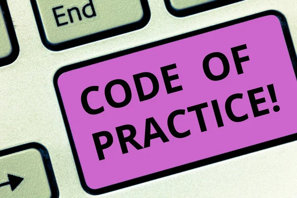 Word Writing Text Code of Practice. Business-Konzept für schriftliche Regeln erklärt, wie zeigt die Arbeit bestimmten Job Tastatur Schlüssel Absicht, Computer-Nachricht Drücken der Tastatur Idee erstellen. — Stockfoto
