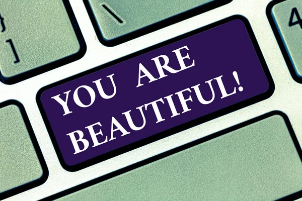 Концептуальный почерк, показывающий You Are Beautiful. Деловой текст с фотографией, говорящий девушке, что она хорошо выглядит снаружи клавиатуры для создания идеи компьютерного сообщения . — стоковое фото