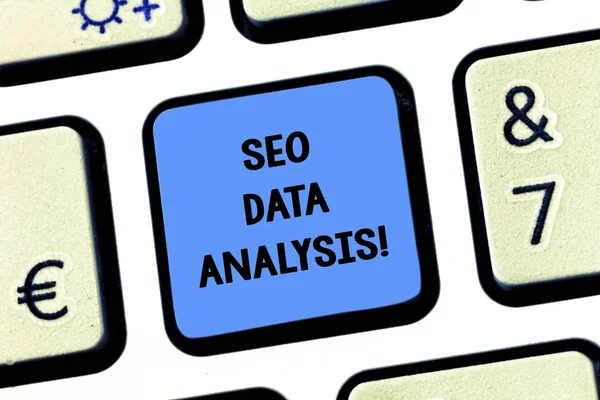 Handskrift text skriver Seo dataanalys. Koncept vilket innebär att ändringar av webbplatsen gör det synligare Sök motorer tangent avsikt att skapa dator meddelande genom att trycka på knappsatsen idé. — Stockfoto