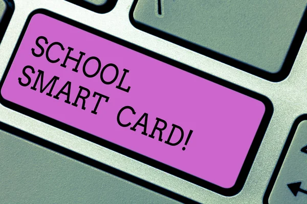 Begrebsmæssig håndskrift viser School Smart Card. Business foto tekst integreret kredsløb kort til at give adgang børn indtaste tastatur nøgle Hensigt at skabe computer besked ide . - Stock-foto