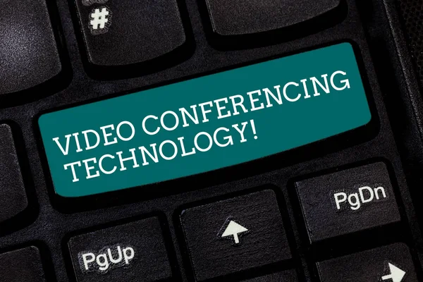 Het schrijven van nota tonen Video Conferencing Technology. Zakelijke foto presentatie van mensen wereldwijd interactie via videogegevens toets op het toetsenbord te willen maken van computer bericht op idee van het toetsenbord te drukken. — Stockfoto