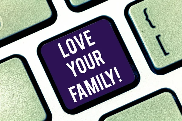 Texto de caligrafia Love Your Family. Conceito que significa disposição de cada membro para sacrificar qualquer coisa para eles Teclado chave Intenção de criar mensagem de computador pressionando ideia teclado . — Fotografia de Stock