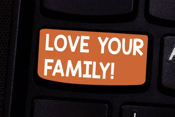 Scrittura concettuale a mano che mostra Love Your Family. Foto aziendale che mostra la volontà di ogni membro di sacrificare qualsiasi cosa per loro Tastiera chiave Intenzione di creare idea di messaggio del computer . — Foto Stock