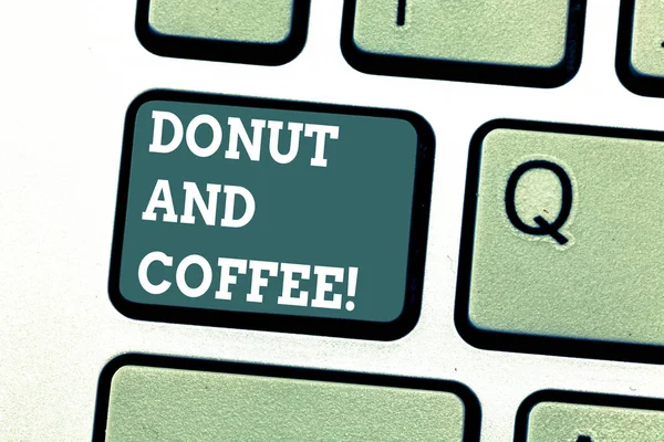 Escribiendo nota mostrando Donut And Coffee. Foto de negocios que muestra el emparejamiento común de alimentos y bebidas en Estados Unidos y Canadá Teclado clave Intención de crear un mensaje de computadora presionando el teclado idea . —  Fotos de Stock