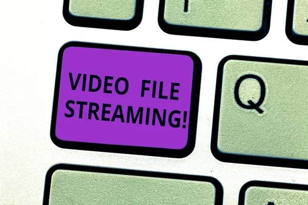 Schreiben Notiz zeigt Video-Datei-Streaming. Business-Foto präsentiert Video online angesehen werden, ohne heruntergeladen zu werden Tastatur-Taste Absicht, Computer-Nachricht drücken Tastatur Idee erstellen. — Stockfoto