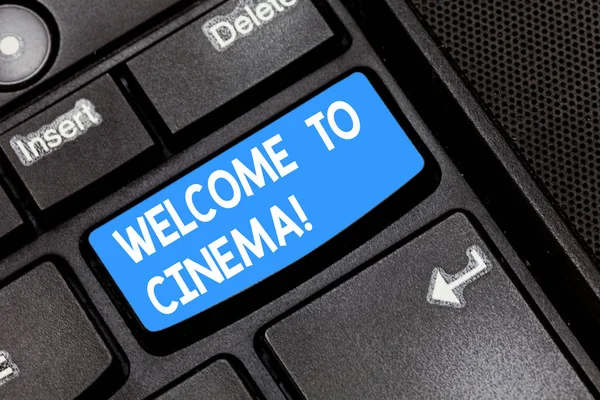 Writing Obs visar Välkommen till biograf. Företag foto skylta introducera någon till teatern där filmer visas för offentliga tangent avsikt att skapa dator meddelande genom att trycka på knappsatsen idé. — Stockfoto