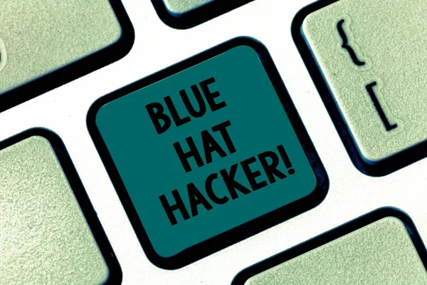 Écriture manuscrite de texte Blue Hat Hacker. Concept signifiant Personne sociétés de conseil qui bug système avant son lancement Clavier Intention de créer un message informatique appuyant sur l'idée clavier . — Photo