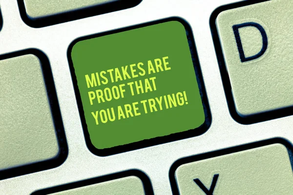 Handgeschreven tekst schrijven Mistakes zijn bewijs dat u probeert. Begrip betekenis Trial and error is de manier om de toets op het toetsenbord succes willen maken van computer bericht, op idee van het toetsenbord te drukken. — Stockfoto