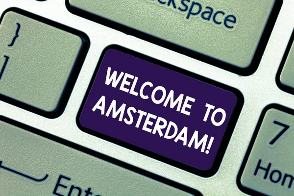 Conceptuele hand schrijven tonen welkom te Amsterdam. Zakelijke foto presentatie groet iemand bezoeken de hoofdstad stad van Nederland toetsenbordtoets willen maken van computer bericht idee. — Stockfoto