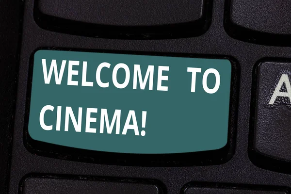 Woord schrijven tekst Welkom op Cinema. Businessconcept voor iemand kennismaken theater waar films weergegeven voor openbare toets op het toetsenbord te willen maken van computer bericht op idee van het toetsenbord te drukken. — Stockfoto