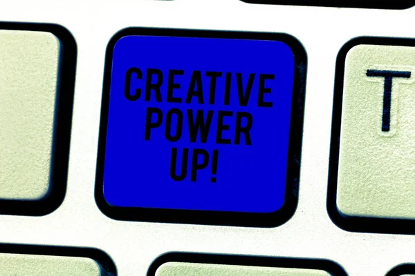 Написання тексту "Креативна сила вгору". Концепція бізнесу, що характеризується оригінальністю мислення або винахідливістю Клавіатура клавіатури Намір створити комп'ютерне повідомлення натиснувши ідею клавіатури . — стокове фото