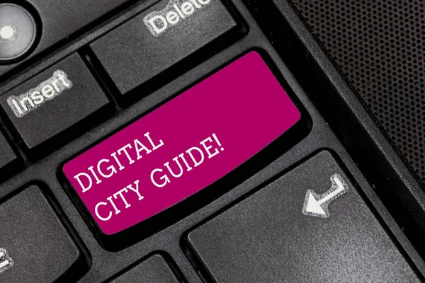 Uwaga: pisanie Wyświetlono Digital City Guide. Biznesowe zdjęcie prezentujący aplikacji, która zawiera informacje pomocy dotyczące kultury klawisz na klawiaturze zamiar utworzyć wiadomość komputer naciskając klawisz klawiatury, pomysł. — Zdjęcie stockowe