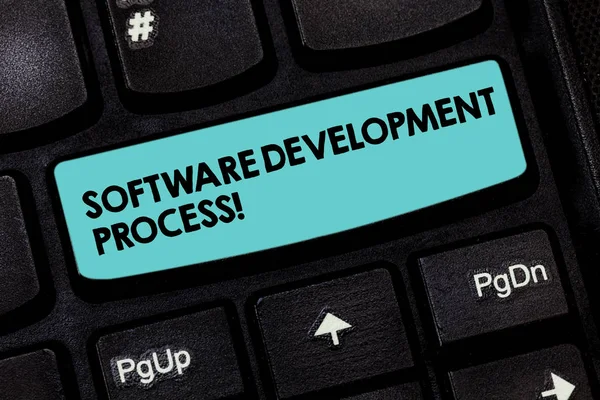 Tekst teken weergegeven: Software Development Process. Conceptuele foto proces van de ontwikkeling van een software product toets op het toetsenbord te willen maken van computer bericht op idee van het toetsenbord te drukken. — Stockfoto