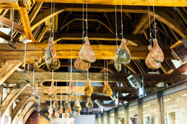 Jambon tavandan sarkan Ahşap Kirişler bağımlısı. Geleneksel şekilde kurutma et. Domuz jambon havada kurutma.