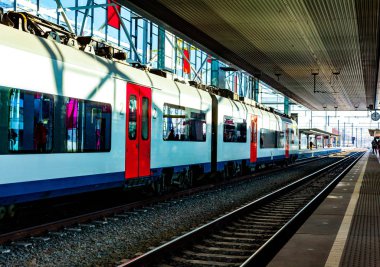 Yolcular için bekleyen istasyonu tren. Elektrikli tren yolcu ile. Seyahat ve Turizm kavramsal görüntü.