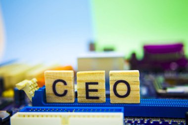 Ahşap küpleri ile teknoloji bilgisayar arka plan üzerinde yönetim kurulu başkanı Internet ölçerlerinle Ceo için. Ahşap küpleri harfler.