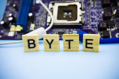 Bilgisayar anakart arka plan ile ahşap bloklar Word bayt. Bilgi teknoloji arka plan mainboard ile.