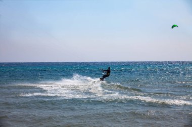 Bir gemide güzel bir güneşli gün denizde ile su kayağı. Su sporları konsept görüntü