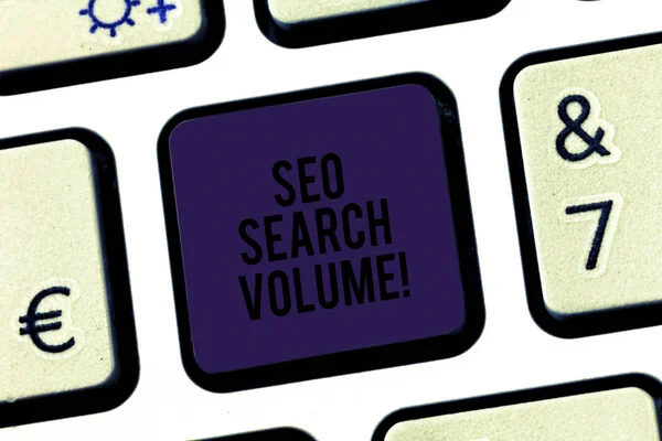 Tekstskilt som viser Seo Search Volume. Begrepsmessig bildemengde av søk etter nøkkelord Nøkkelintensjon om å lage datameldinger som presser tastaturideen . – stockfoto