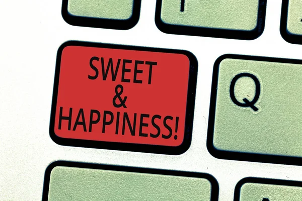 甘い幸福を書く手書き文字。人生を知っているときに来る概念意味気持ちが良いキーボードのキーのキーパッドのアイデアを押すとコンピューターのメッセージを作成する意図です。. — ストック写真