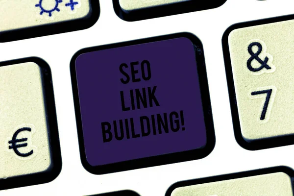 Signo de texto que muestra Seo Link Building. Conceptual foto conseguir otros sitios web para vincular de nuevo su sitio web Teclado clave Intención de crear mensaje de ordenador pulsando el teclado idea . —  Fotos de Stock