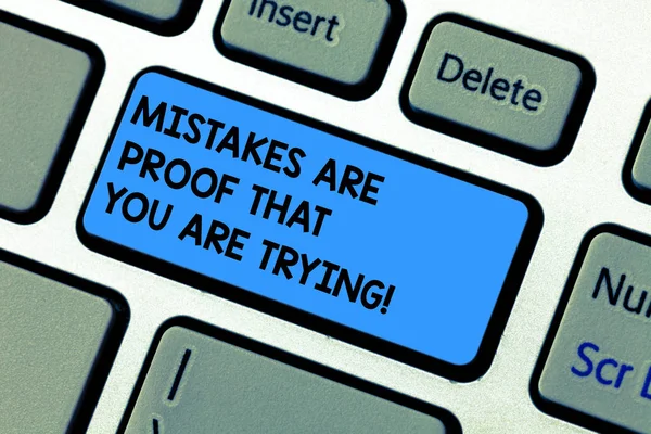 Handgeschreven tekst schrijven Mistakes zijn bewijs dat u probeert. Begrip betekenis Trial and error is de manier om succes toetsenbordtoets voornemen om computer bericht te drukken toetsenblok idee te maken. — Stockfoto