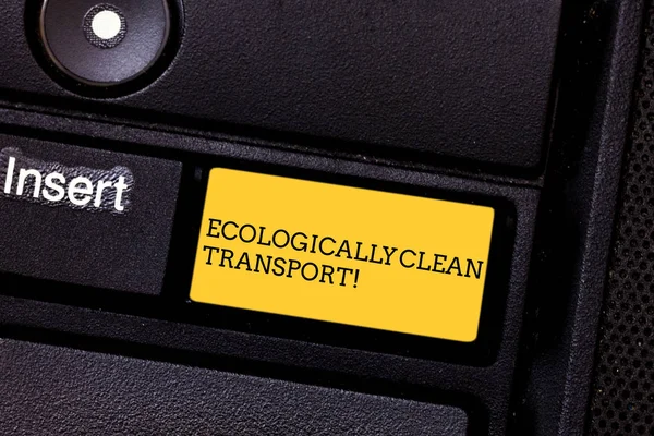 Scrittura di testi ecologicamente puliti Trasporti. Concetto di business per veicolo verde Veicolo ecologico Tastiera chiave Intenzione di creare messaggio del computer premendo idea tastiera . — Foto Stock