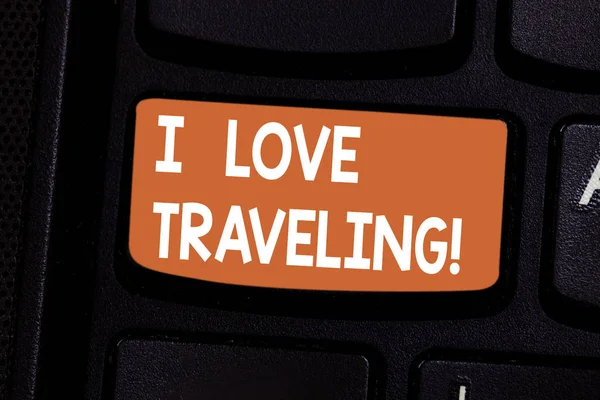 개념적 손을 사랑 여행 내가 보여주는 작성입니다. 확인을 존경 비즈니스 사진 보여주는 차량 키보드 키 컴퓨터 메시지 아이디어를 만들려는 의도 일부 길이 일반적으로의 여행. — 스톡 사진