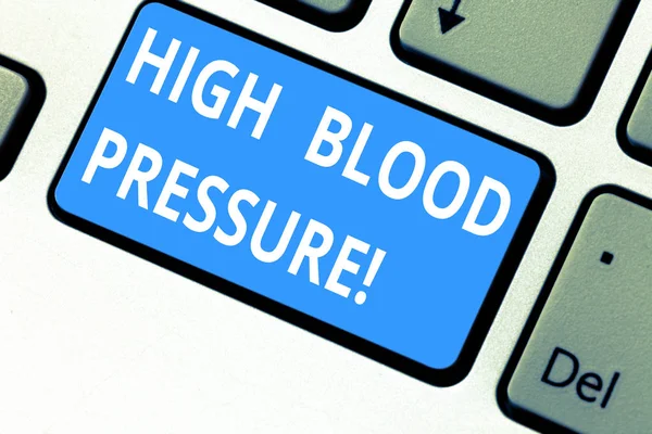 Κείμενο πινακίδα που δείχνει την υψηλή πίεση του αίματος. Εννοιολογική φωτογραφία δύναμη πιέζει τα τοιχώματα των αιμοφόρων αγγείων σας πληκτρολόγιο κλειδί πρόθεση να δημιουργήσετε υπολογιστή μήνυμα πιέζοντας το αριθμητικό πληκτρολόγιο ιδέα. — Φωτογραφία Αρχείου