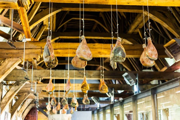 Jambon tavandan sarkan Ahşap Kirişler bağımlısı. Geleneksel şekilde kurutma et. Domuz jambon havada kurutma.