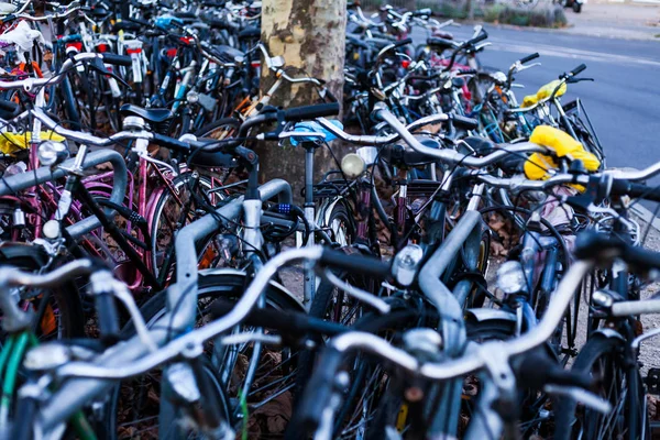 Grote fietsparking met veel fietsen. Sport concept met fiets. Stapel van fietsen in de straat. — Stockfoto