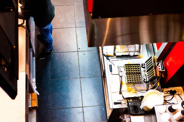 Üstten Görünüm mutfak iç bulaşık adamla. Dağınık Mutfak çalışma alanı'na genel bakış.