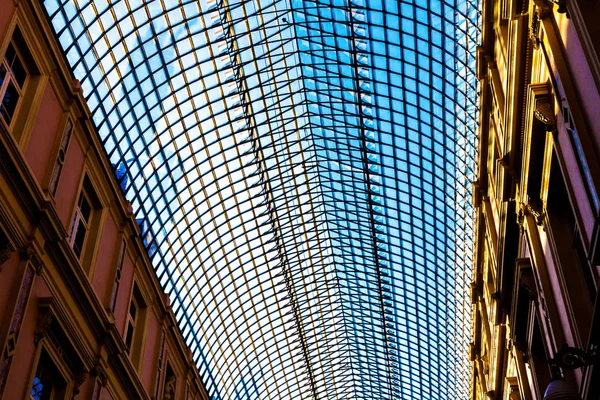 Decke aus Glas. transparente Decke aus Glas. Verkabelte Decke zwischen zwei Gebäuden. — Stockfoto